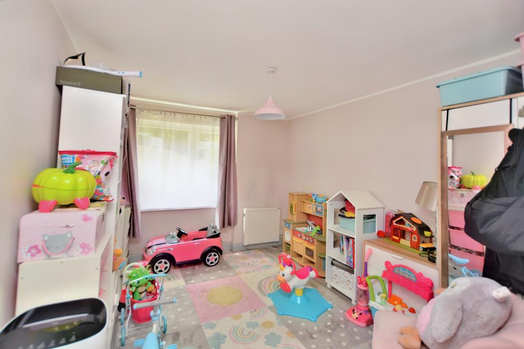 Lot: 20 - TWO-BEDROOM GROUND FLOOR APARTMENT WITH GARAGE - Bedroom 2